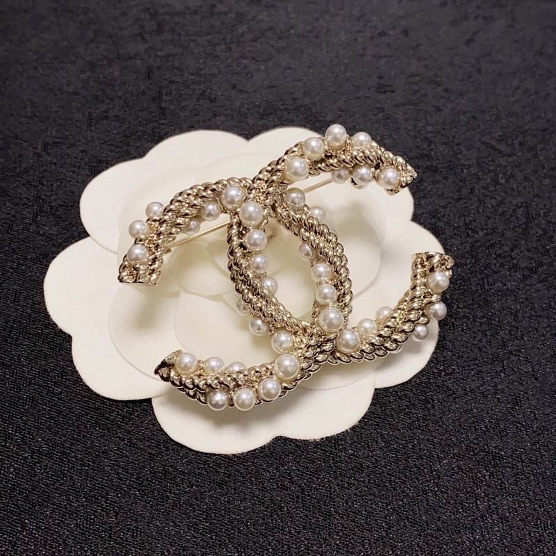 Chanel Brooch 06yxs10